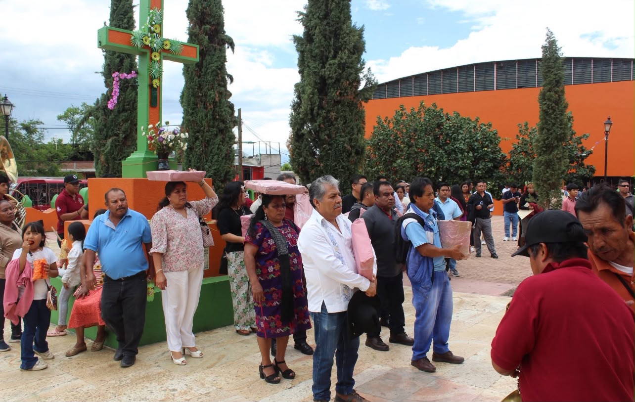 Tradicional “Entrega-Recepción de la Cera”.